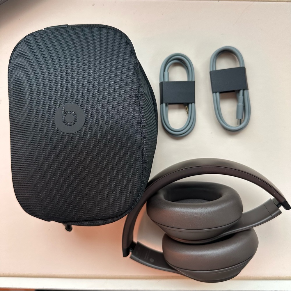 Beats Studio Pro headphones - Deep Brown